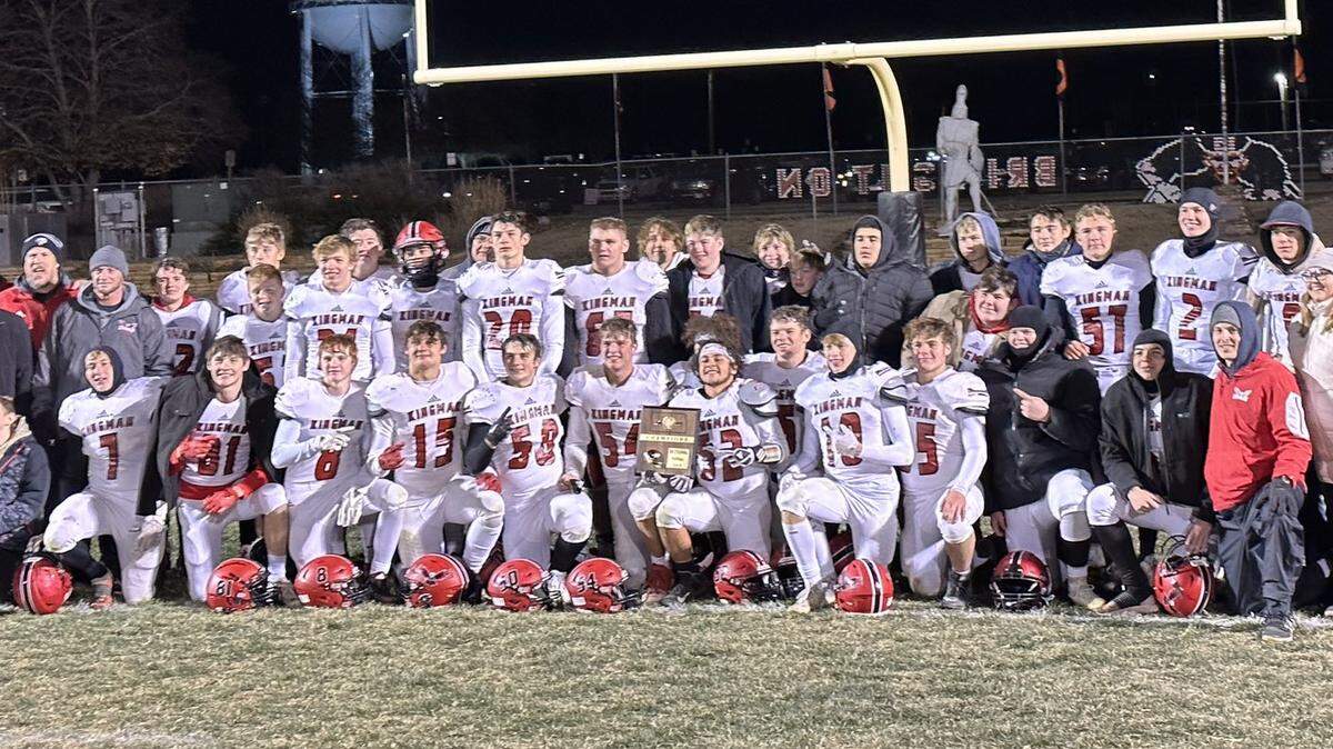 The Kingman football team continued its undefeated season with a 35-6 win at Beloit on Friday to advance to the Class 2A state semifinals for the second straight year.