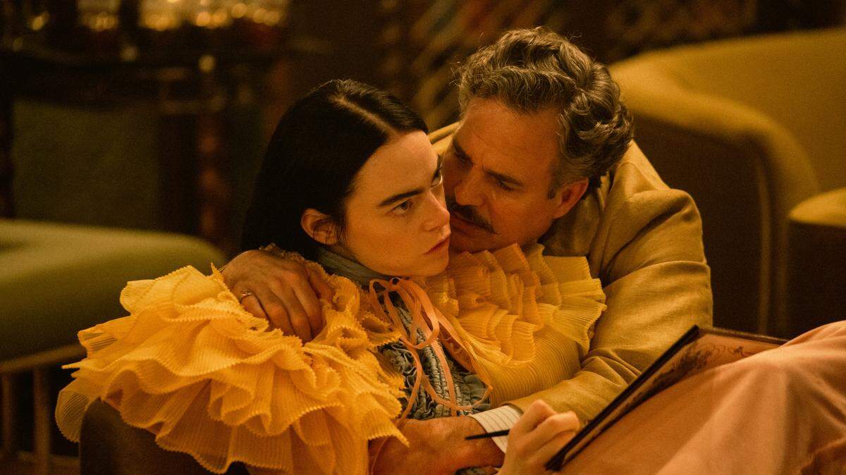 Emma Stone and Mark Ruffalo in POOR THINGS. Photo by Atsushi Nishijima. Courtesy of Searchlight Pictures. © 2023 Searchlight Pictures All Rights Reserved.