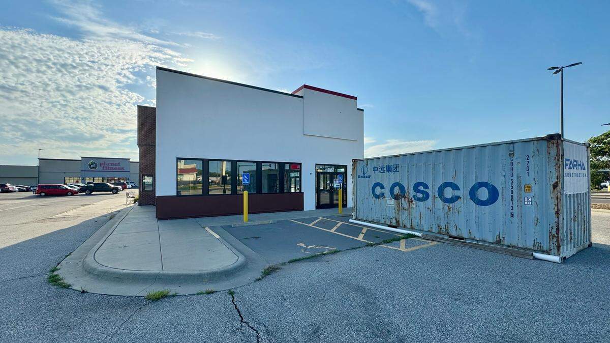 The Popeyes that closed on North Broadway late last year is moving to the old Hardee’s building at 21st and Amdion. But construction on the project has suddenly stopped.