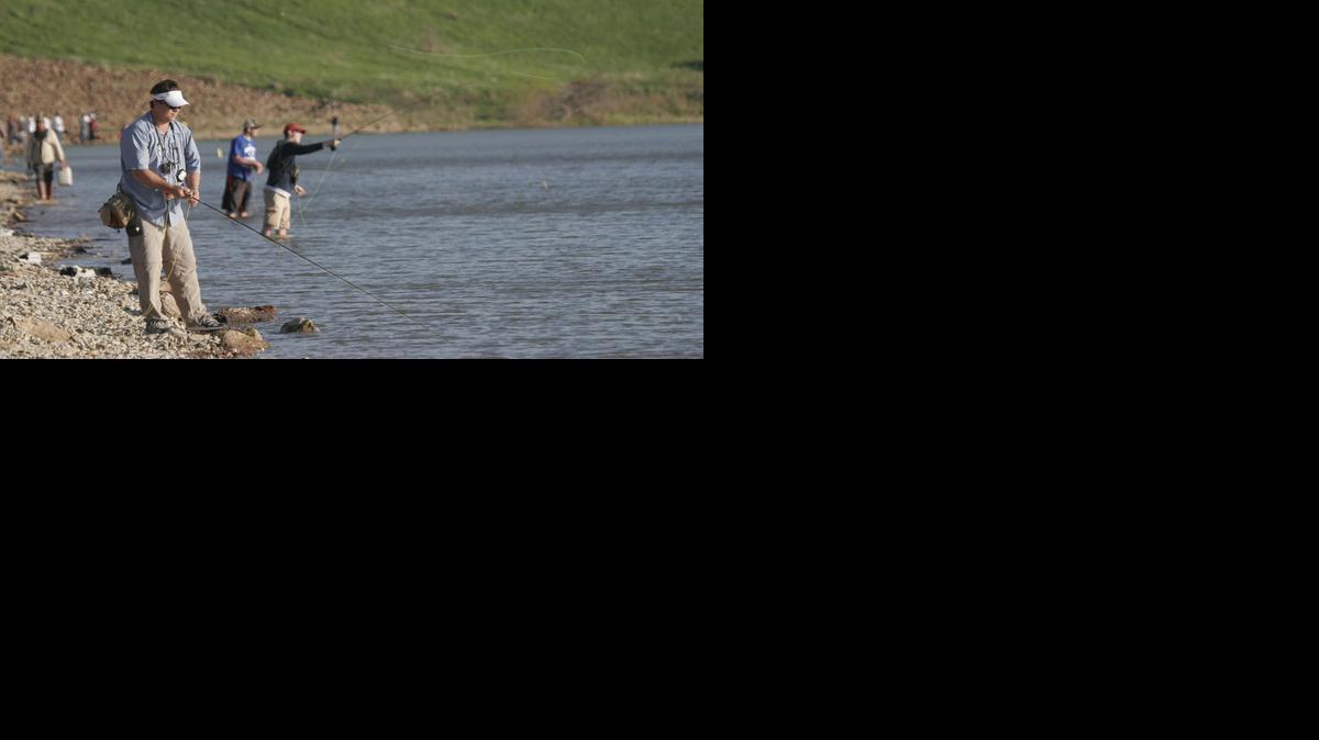 Pescadores con mosca, en 2014, a orillas del lago Clinton, a las afueras de Lawrence, KS. El lago fue nombrado recientemente uno de los mejores destinos para pesca en primavera en Estados Unidos.