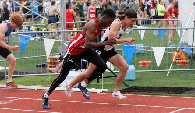 Wichita Heights’ Elijah Mosely (center)