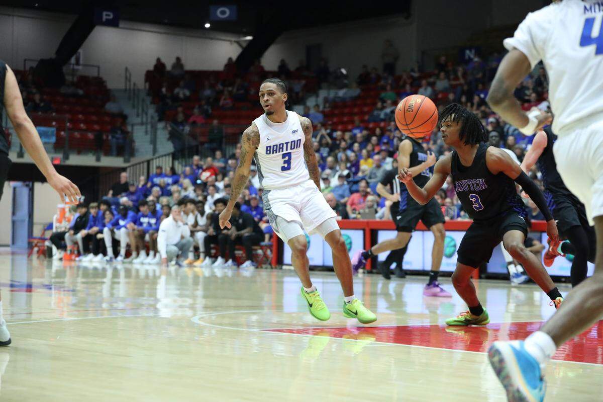 Barton Community College point guard Dre Kindell committed to Wichita State on Thursday following his official visit with the Shockers earlier in the week.