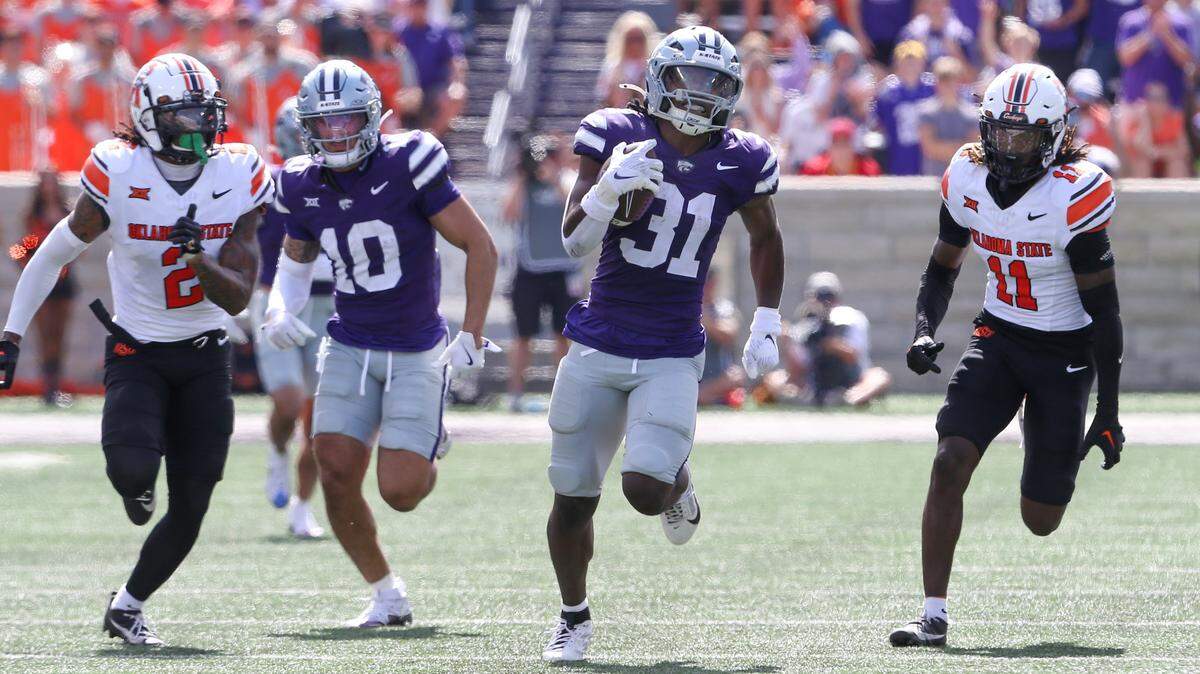 Kansas State Wildcats running back DJ Giddens (31) runs for a 66-yard touchdown against the Oklahoma State Cowboys in the third quarter at Bill Snyder Family Football Stadium.