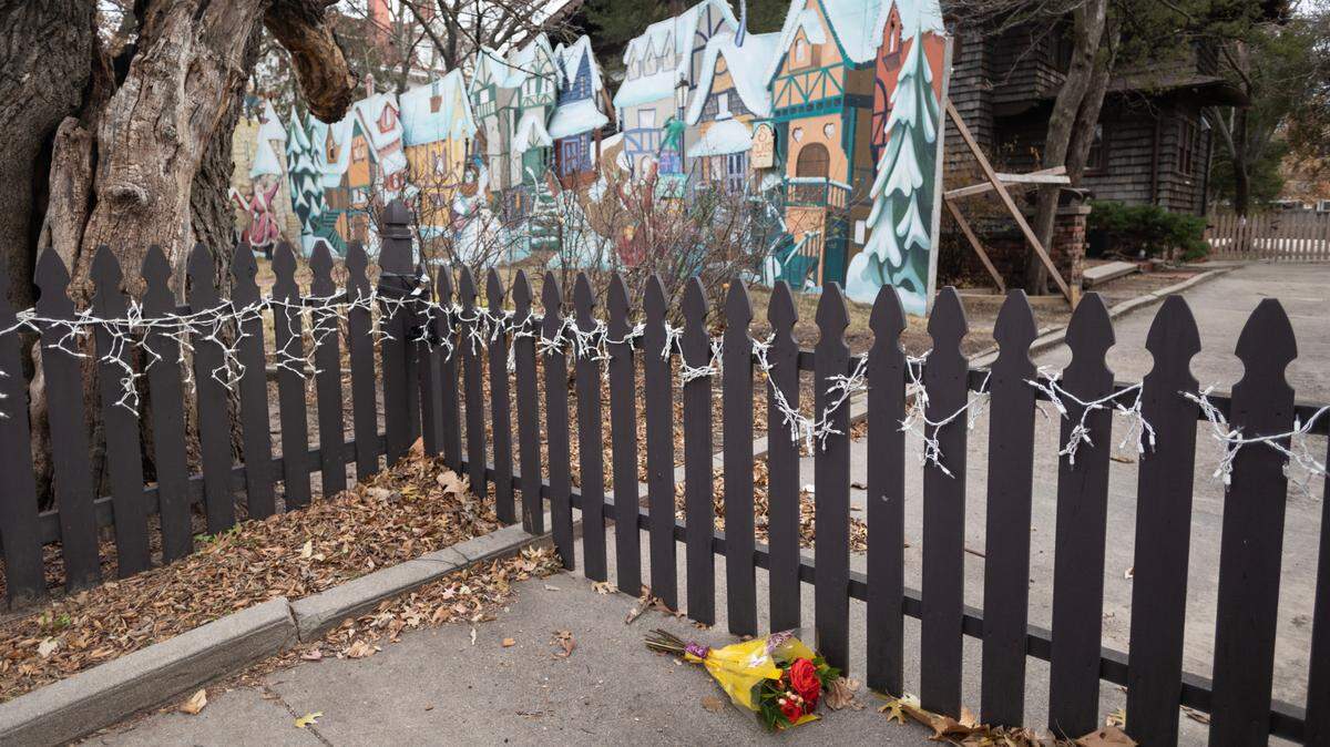 A bouquet of flowers sits outside the entrance of a home owned by Hollywood actress and Wichita native Kirstie Alley. The family of the 71-year-old actress announced on Monday that she had died from cancer. The prop in the yard of the home is a Christmas village prop used in Alley’s 1993 film “Look Who’s Talking Now.”