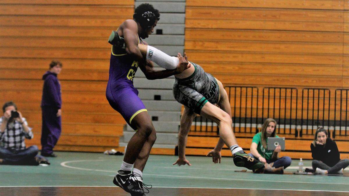 Arkansas City senior Montez Robinson and Derby senior Crew Squires battled to 5-2 decision in a matchup of No. 1 seeds in the 152-pound weight class.