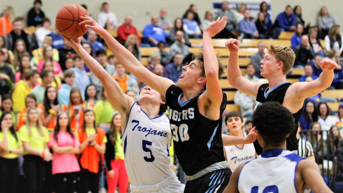 Andover’s Kaleb Gaddis and Eisenhower’s Nick Hogan