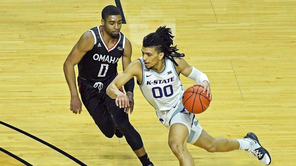 Kansas State guard Mike McGuirl drives by Omaha’s Sam’i Roe at Bramlage Coliseum.