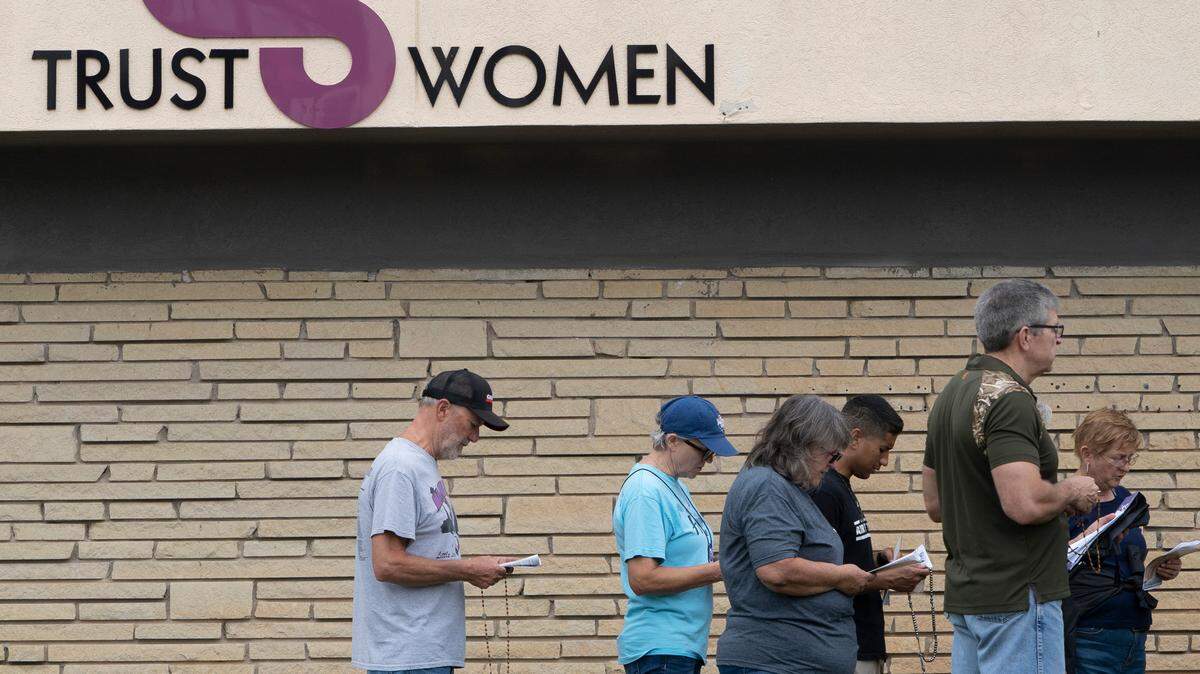 A group of 45 people gathered in front of abortion provider Trust Women to pray the rosary. The Kansas Coalition for Life has organized the monthly prayer gathering for more than 17 years. (July 2, 2022)