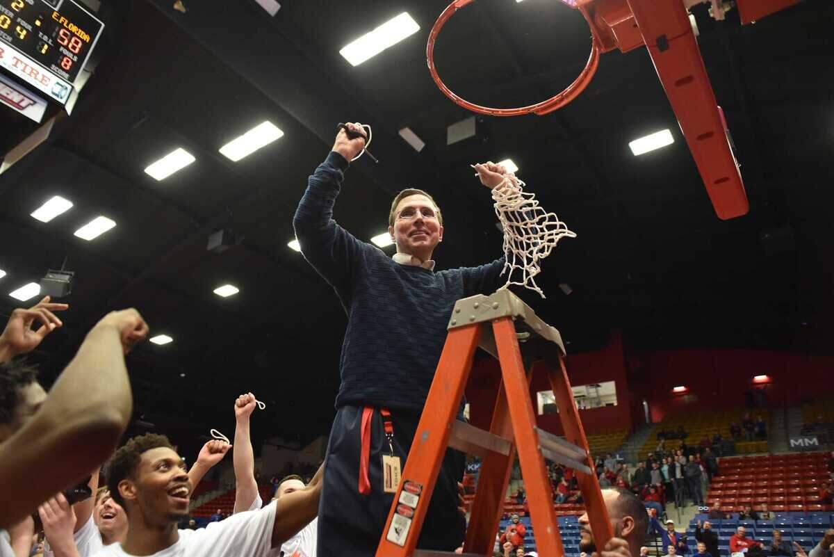 After a successful 12-year run that included six NJCAA Tournament appearances and a national title, coach Steve Eck announced Monday he plans to step down as men’s basketball coach at Hutchinson Community College at the end of this season.