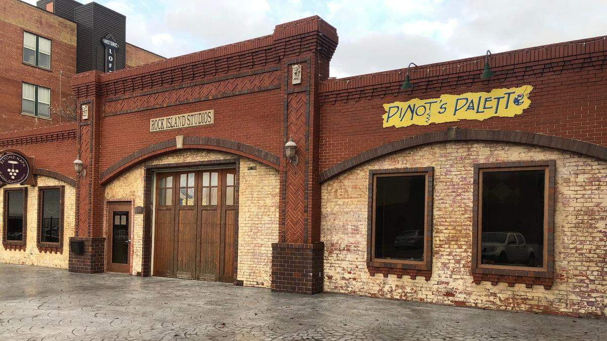 Old Town Square is about to be bookended with pizza places. Old Chicago, of course, has been at Second and Mead for years. Now, a local favorite is coming to the north end where Pinot’s Palette once was.