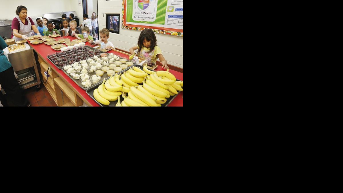 Griffith Elementary kindergarteners have lunch. (May 8, 2014) 

