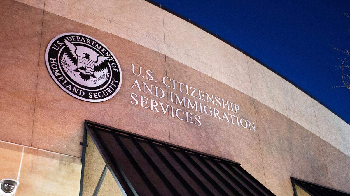 La oficina de campo de USCIS en Wichita, Kansas. USCIS anunció nuevos controles y cambios en la revisión de solicitudes migratorias, permisos de trabajo y otros beneficios de inmigración en Estados Unidos.
