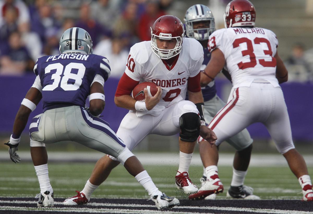 Oklahoma’s Blake Bell tries to elude a tackle in the second half against Kansas State on Saturday. (Oct. 29, 2011)