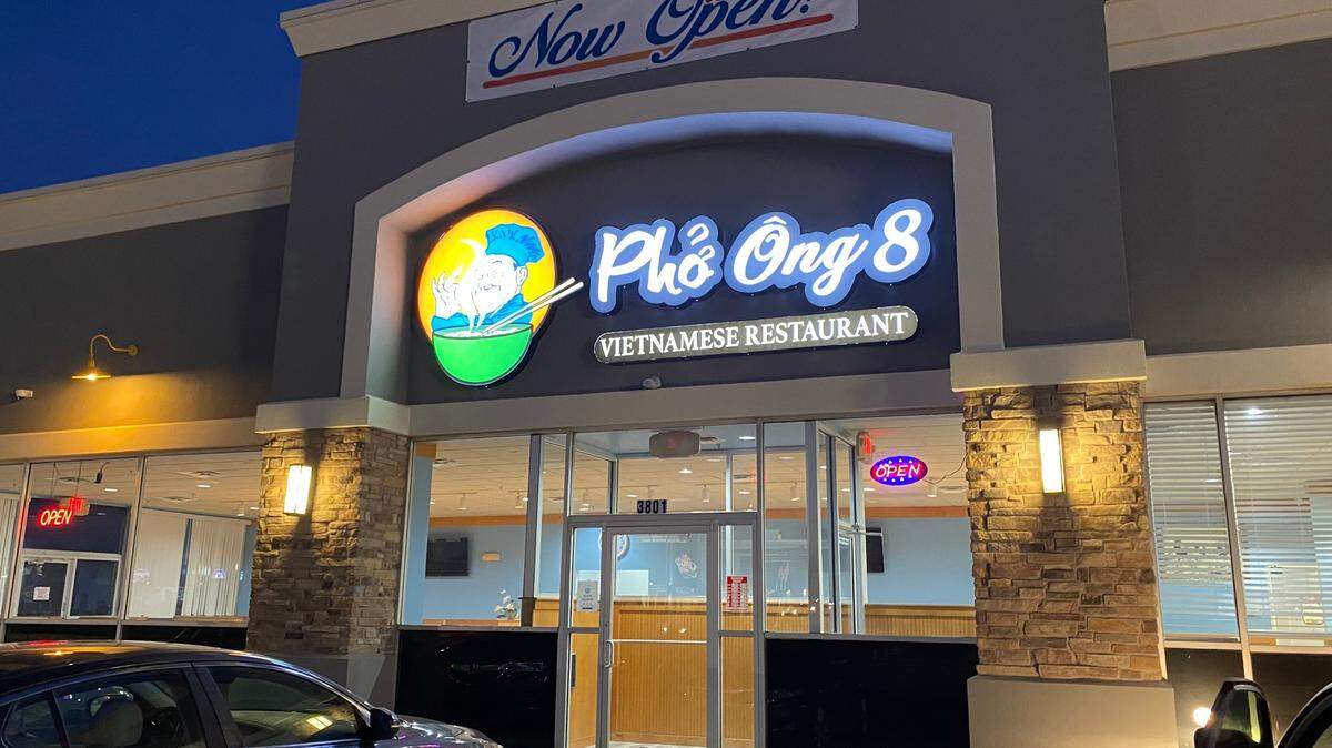 Pho Ong 8 went from being a tiny Vietnamese restaurant to a big Vietnamese restaurant when it moved spots late last year.