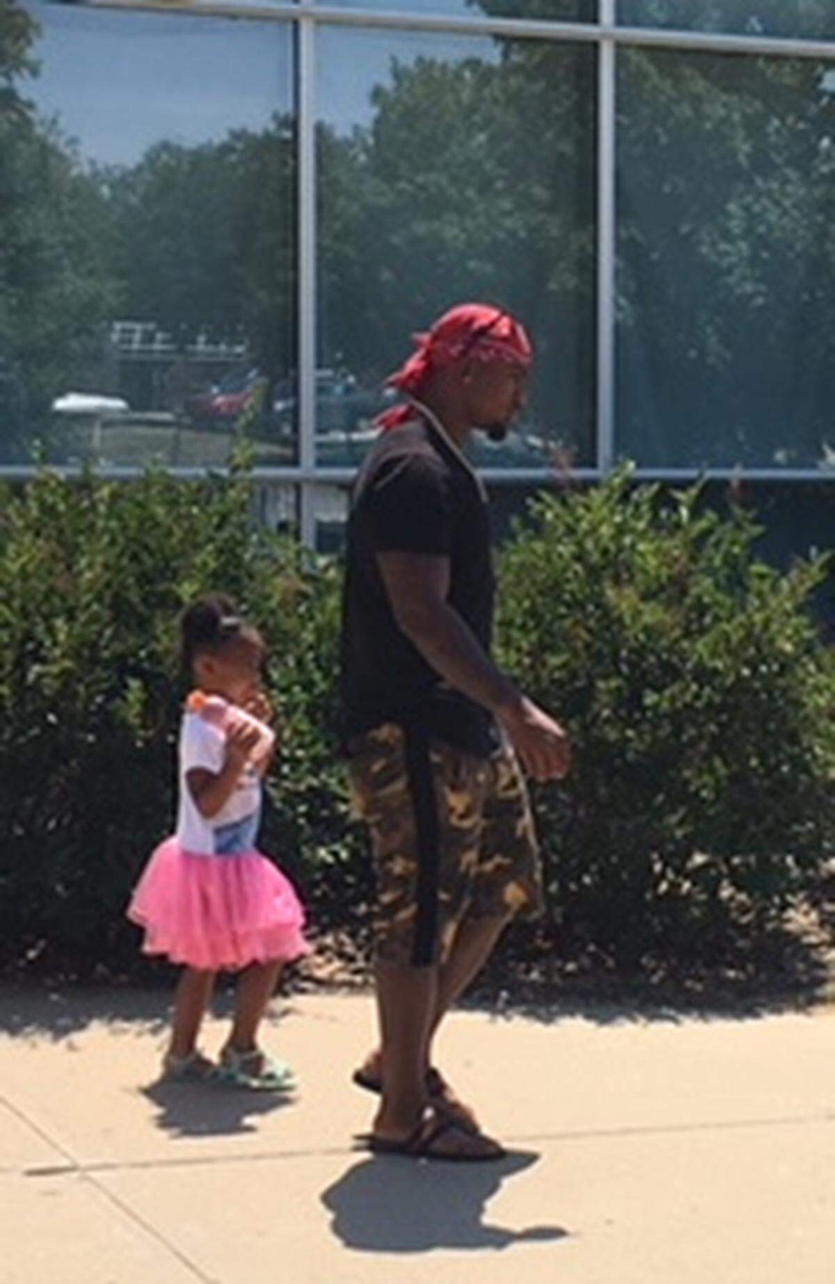 Spencer Ware arrives at Chiefs camp accompanied by his daughter, Harper.