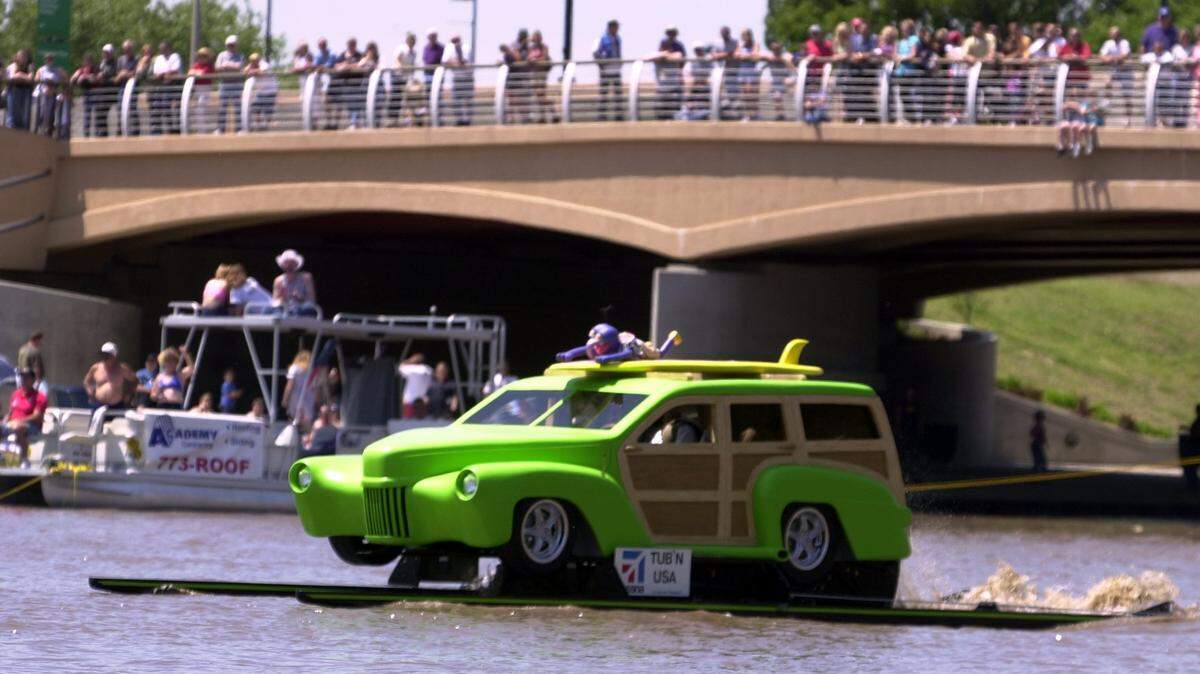 Cessna’s entry “Tub’N USA” defeated entries from Vulcan Chemical and Starlight Theatre during their heat in the Antique Bathtub Races in 2002 between the Douglas and Lewis Street bridges.
