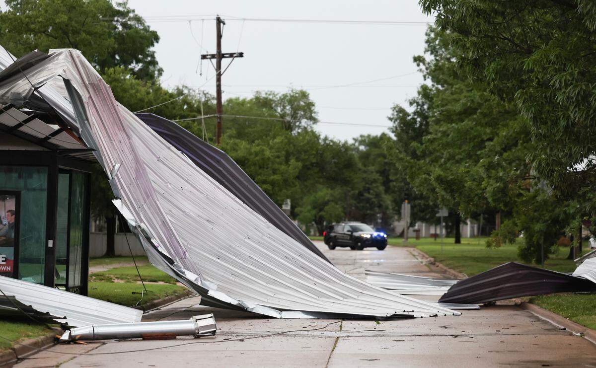 Straight line winds that passed through Wichita in the early morning Tuesday blew the roof off of a building in Planeview and blocked both lanes of Ross Parkway.
