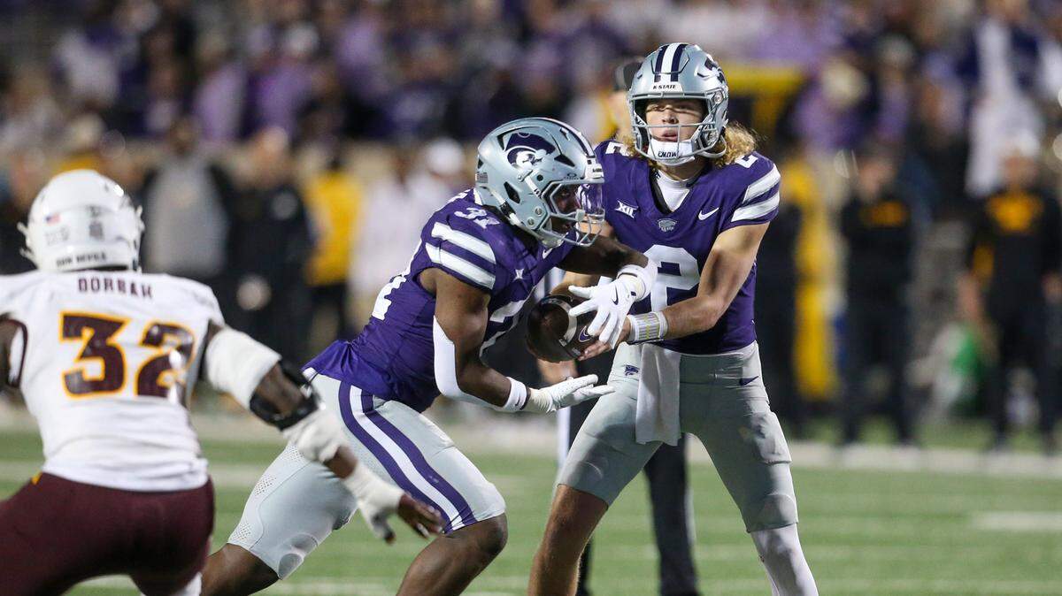 Kansas State Wildcats quarterback Avery Johnson (2) hands off to running back DJ Giddens (31) against the Arizona State Sun Devils during the fourth quarter at Bill Snyder Family Football Stadium on Nov. 16, 2024.