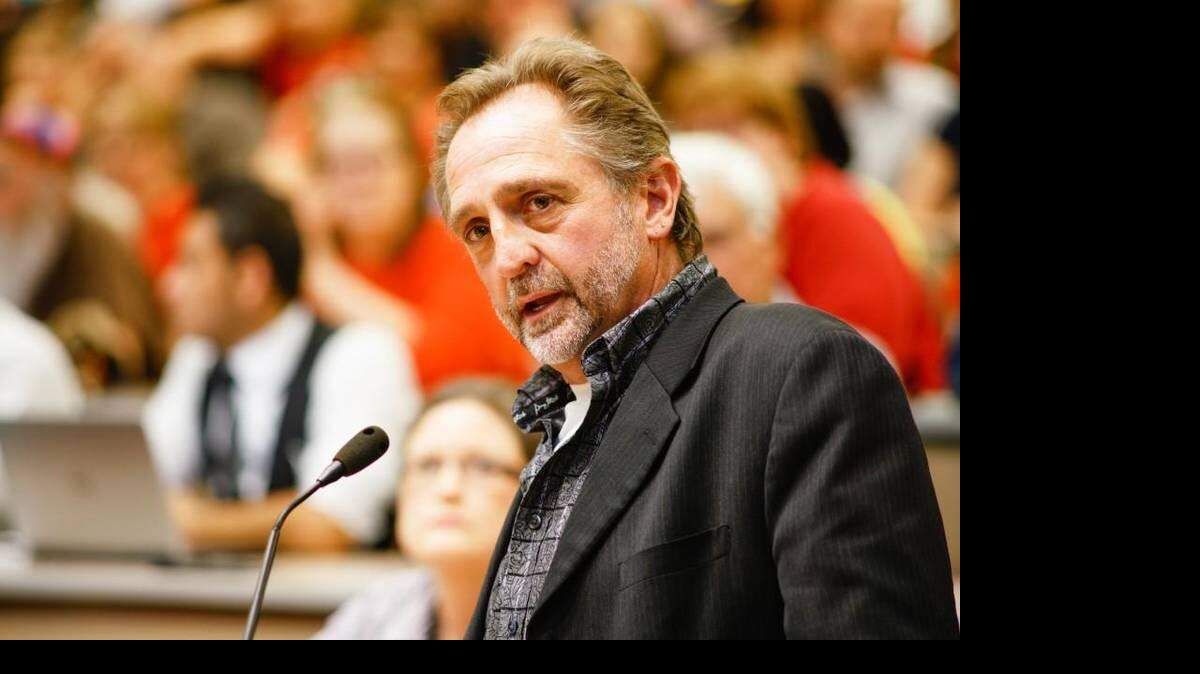UTW president Steve Wentz addresses the Wichita school board. (April 25, 2016) 