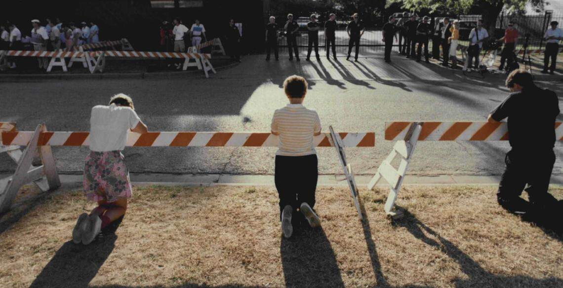 Abortion opponents pray in front of George Tiller’s clinic in August 1991.