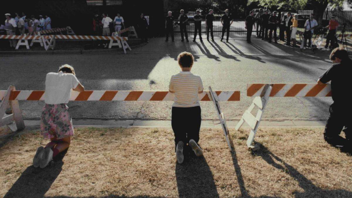 Abortion opponents pray in front of George Tiller’s clinic in August 1991.