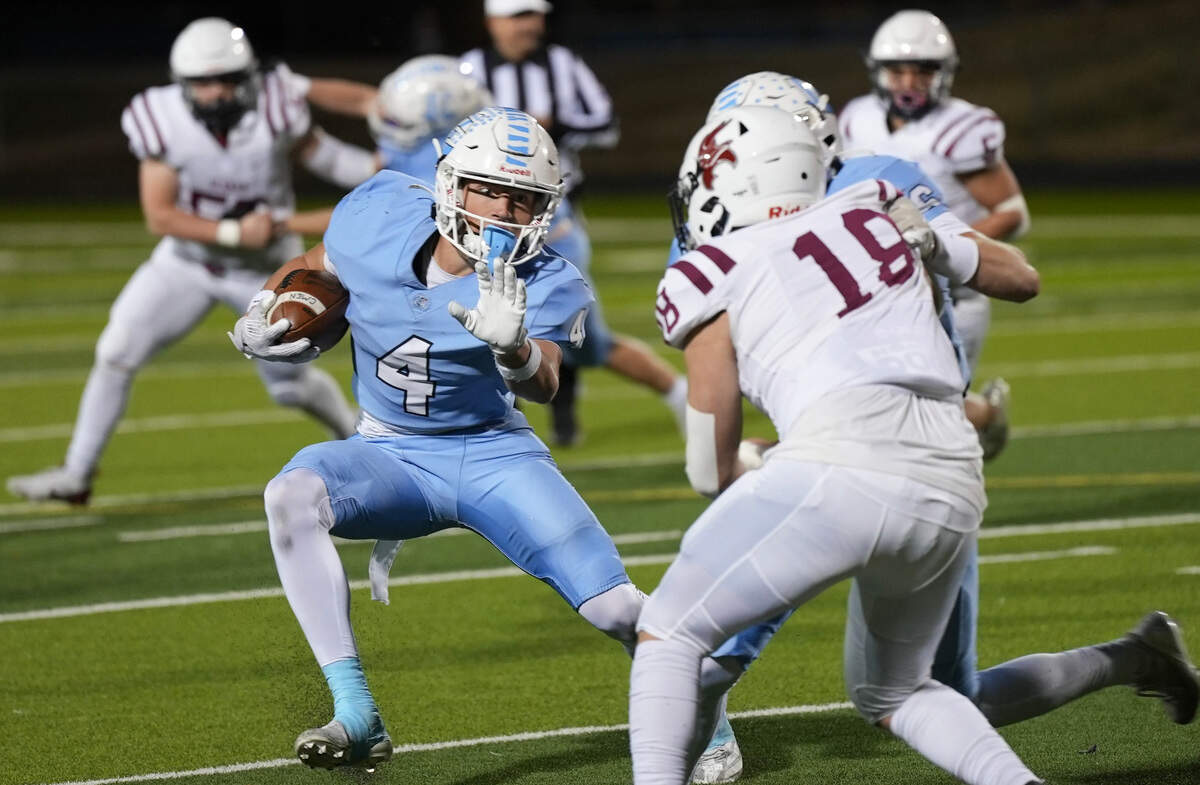 Eisenhower’s Carter Pabst runs around a Topeka Seaman defender.