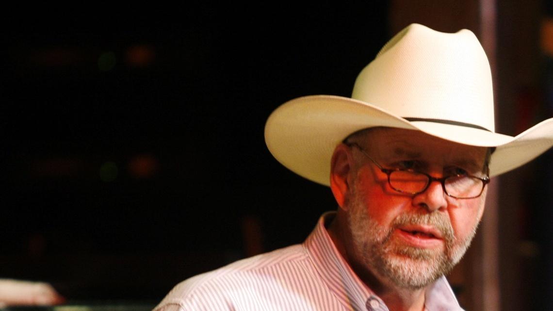 Thomas and Cheryl Etheredge at a news conference in July 2007 announcing that Wild West World had ceased day-to-day operations and was negotiating for a buyer.