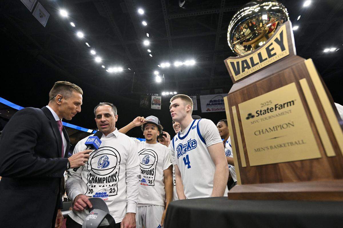 Drake coach Ben McCollum and star guard Bennett Stirtz make the Bulldogs a Cinderella story waiting to happen this week in Wichita.