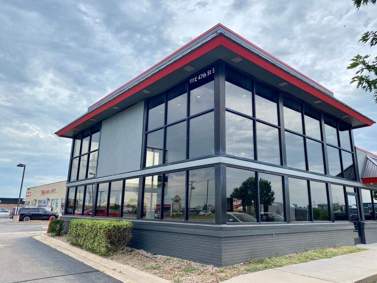Santiago Munoz has transformed a former Burger King building at 47th and Broadway into a sports bar and restaurant that he hopes will have the feel of Old Chicago or Twin Peaks.