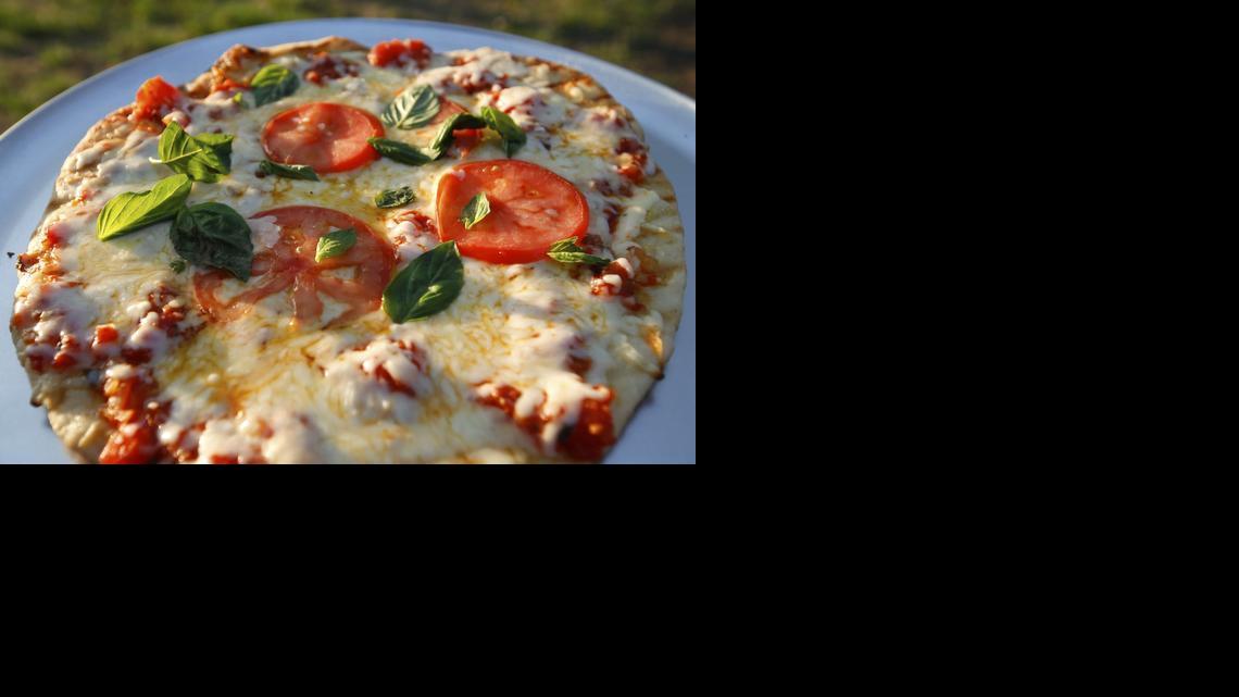 The finished grilled Margherita pizza

