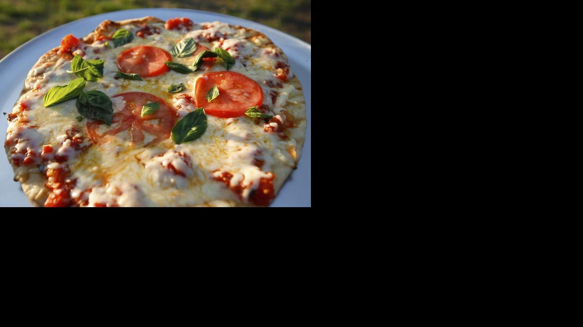 The finished grilled Margherita pizza

