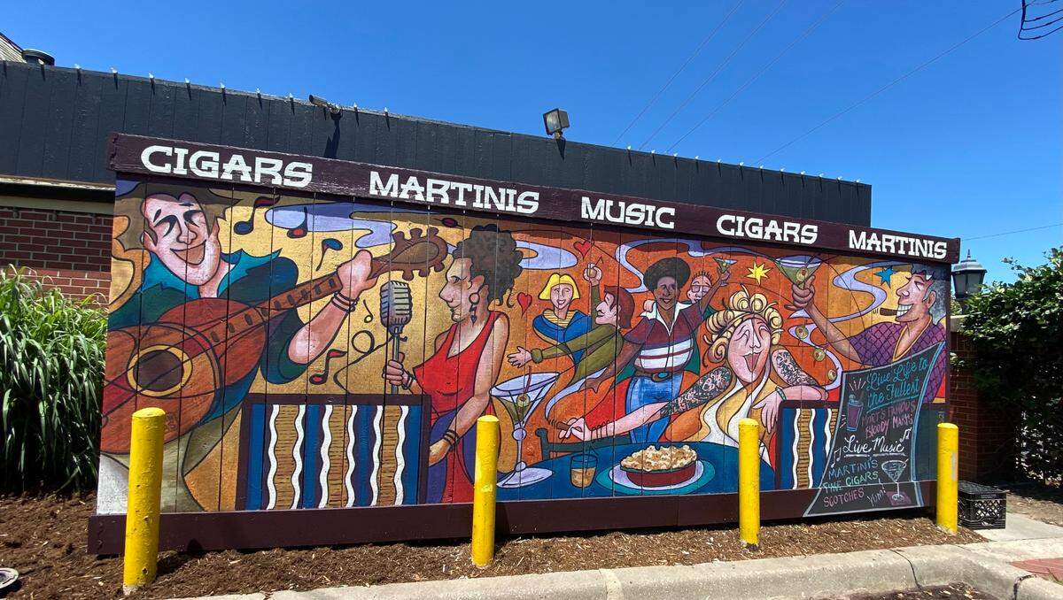 The owners of Mort’s Martini Bar just had a mural added to the south-facing side of the building that celebrates its first 25 years in business.