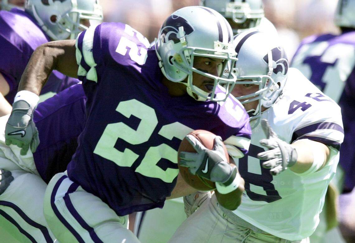 Kansas State’s Aaron Lockett attempts to break away after a catch at a K-State spring game. Jeff Tuttle/The Wichita Eagle