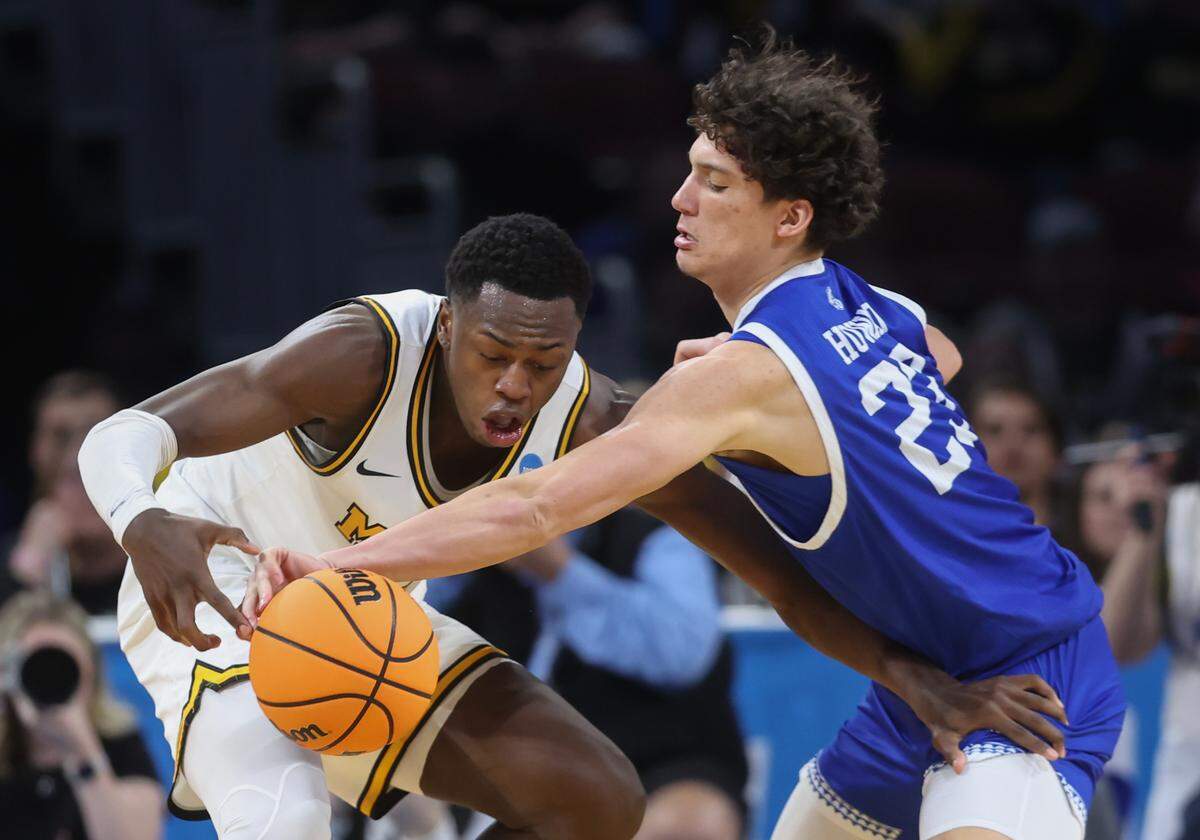 Drake guard Isaia Howard steals the ball from Missouri’s Mark Mitchell (25) during the second half of their NCAA Tournament game in Wichita on Thursday, March 20, 2025.