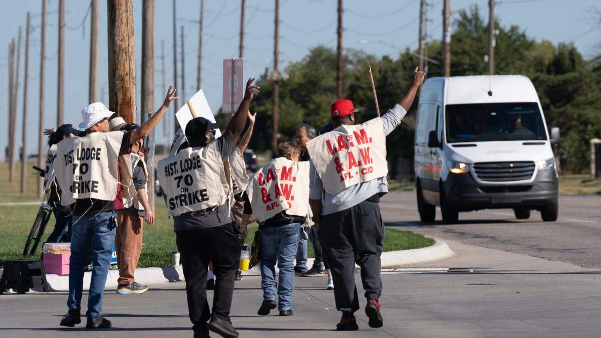 Textron employees had been on strike since Sept. 23. Union members have now ratified a contract.