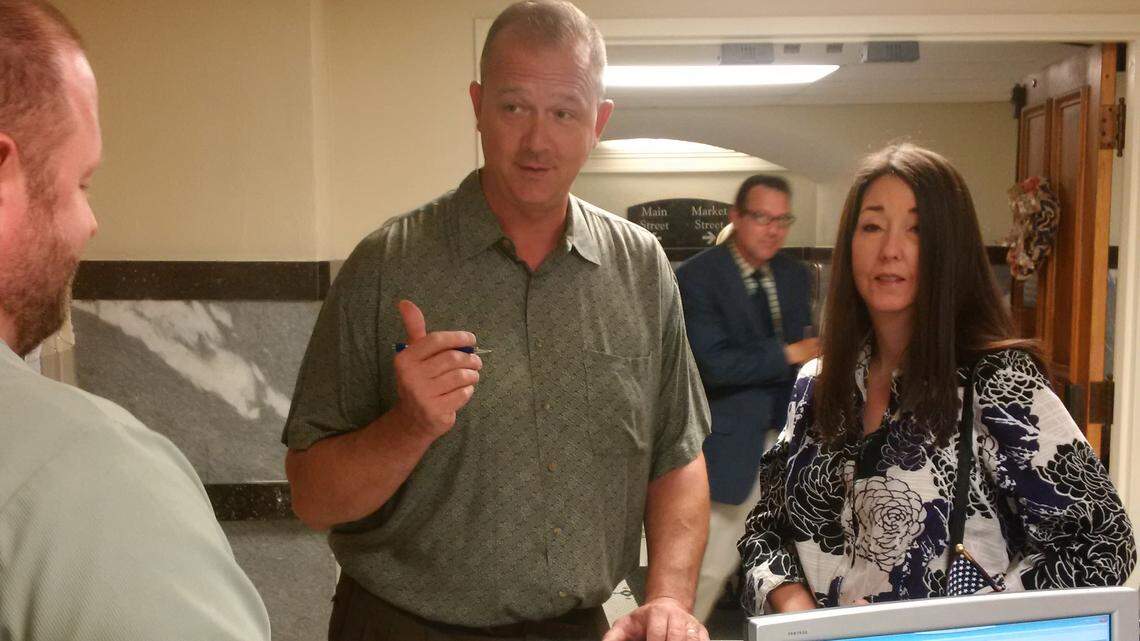 Alongside wife Stacy, former Sedgwick County Commissioner Jim Skelton files to run as an independent for the seat he previously held.
