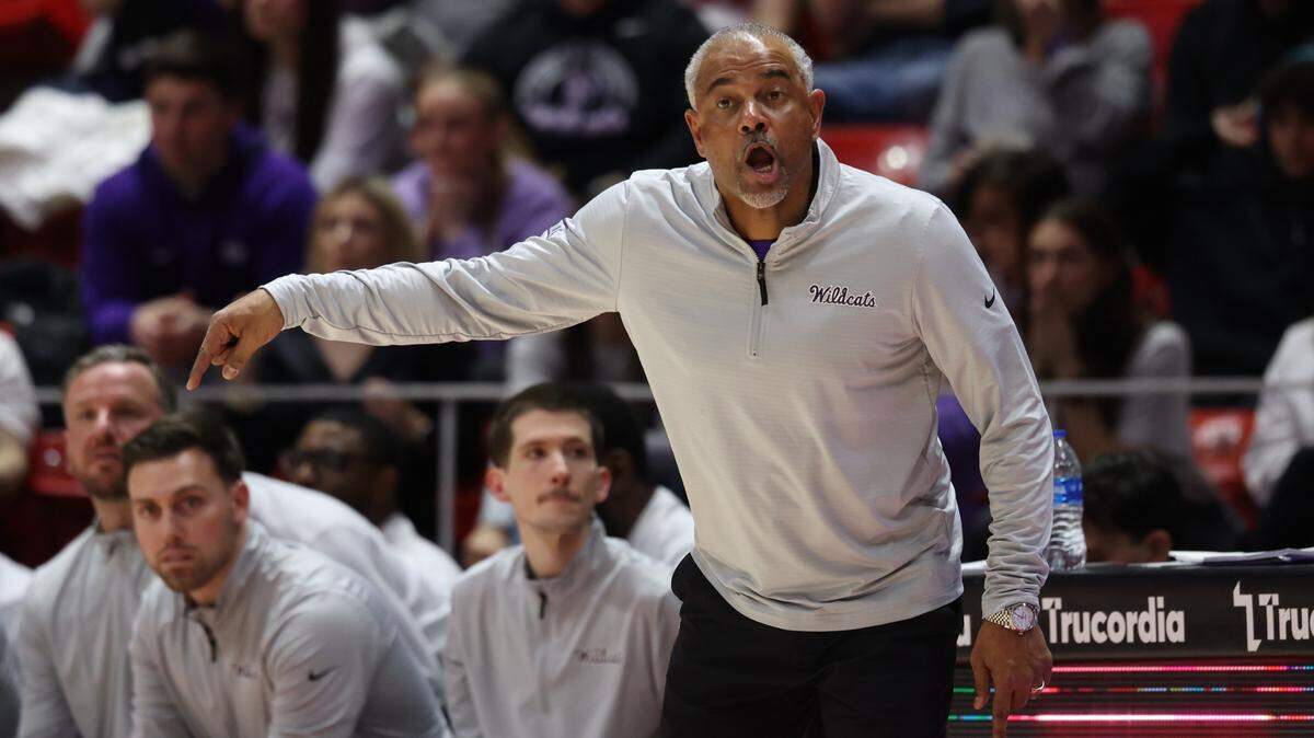 Kansas State Wildcats head coach Jerome Tang calls a play against the Utah Utes during the second half at Jon M. Huntsman Center.