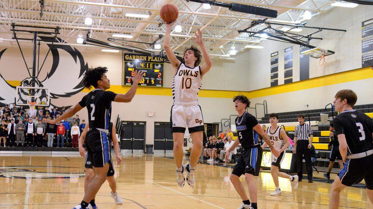 Garden Plain’s Seth Dugan scores a basket in the first half of the Owls’ 53-47 upset of Independent, the No. 1-ranked team in Class 2A, on Tuesday.