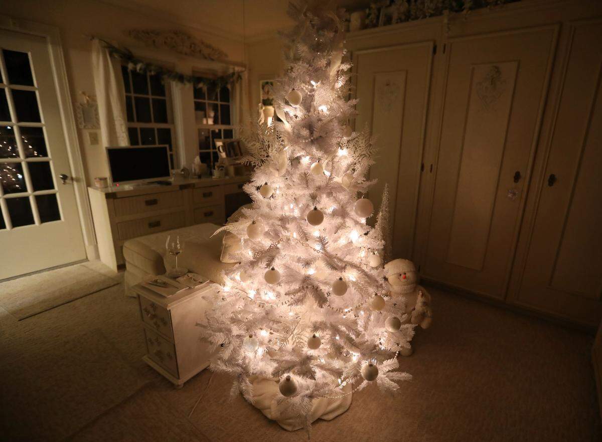 Even Bonnie Bing’s upstairs dressing room has its own Christmas tree and color theme: white.