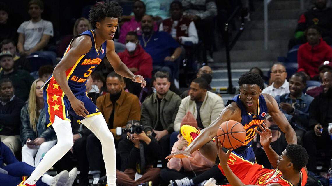 Julian Phillips (5) watches as Ernest Udeh (21) battles Kijani Wright for a loose ball at the McDonald’s All-American Boys basketball game in Chicago. (AP Photo/Charles Rex Arbogast)