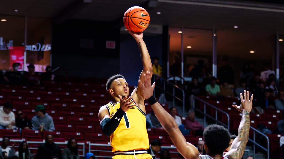 Xavier Bell scores a basket for Wichita State in the second half of its victory at Temple on Thursday, the first time the Shockers have won in Philadelphia in program history.