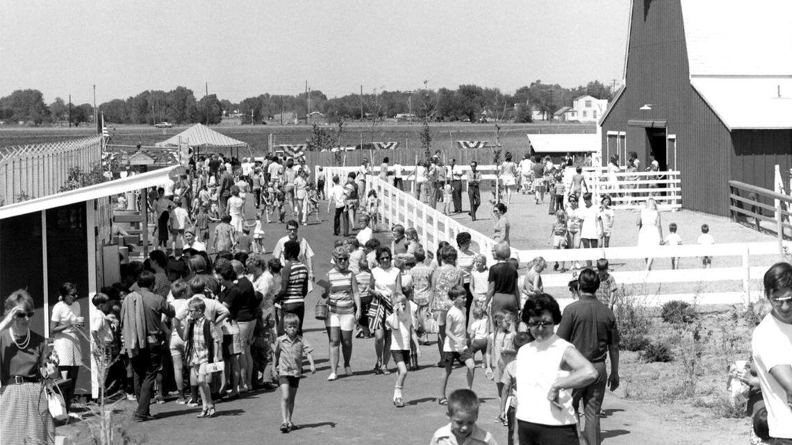 See historical photos of Sedgwick County Zoo through the years