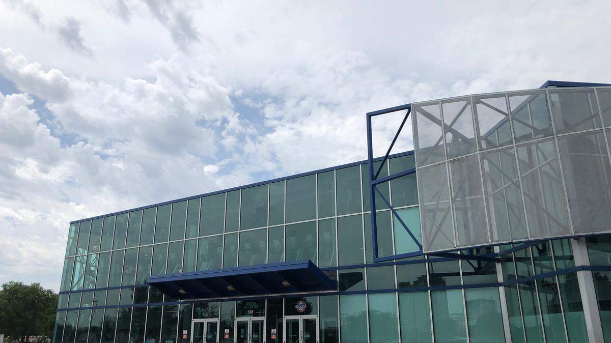 More than 2,600 hockey and figure-skating enthusiasts have signed an online petition asking the city to sever its management agreement with Genesis Health Clubs for operation of the Wichita Ice Center.