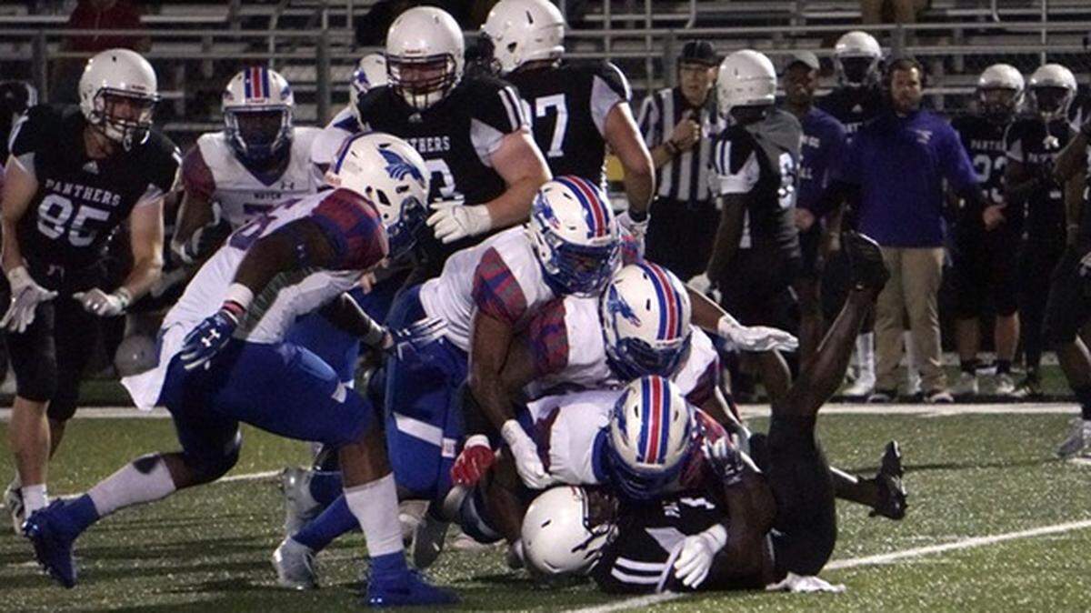 No. 5 Hutchinson Community College opened the season with a 41-16 victory over Ellsworth (Iowa) on Thursday. The Blue Dragons are the preseason favorites to win the Jayhawk Conference.