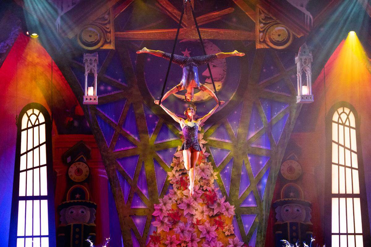 The show features dazzling high-wire acts and acrobats.