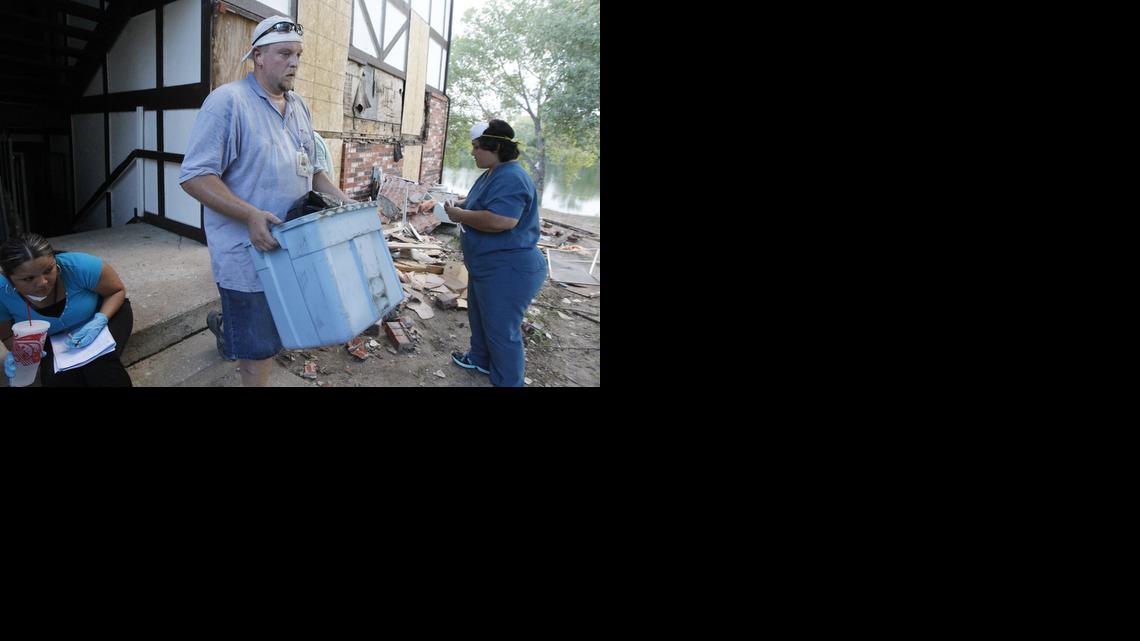 Justin Zoucha takes away some of his belongings from his apartment at Southlake Village on Tuesday. (July 16, 2013)