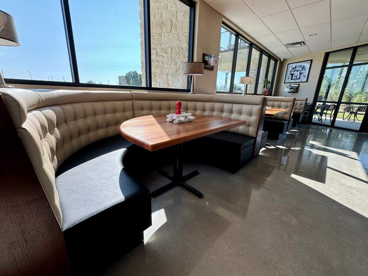 The new west-side Deano’s at 37th and Ridge features several large half-circle booths.