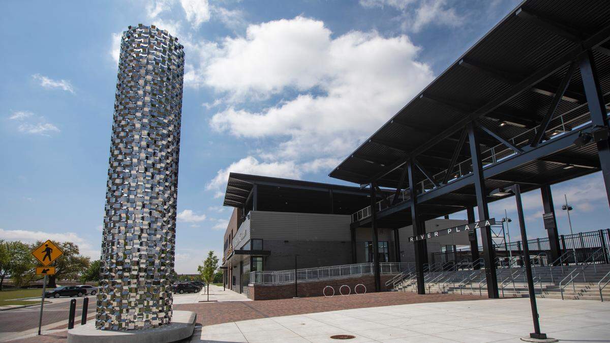 Near the stadium’s ticket office, merchandise store and the River Plaza entrance you’ll find artist Derek Porter’s 30-foot-tall, 8-foot-diameter “Faceted Column” with nearly 5,000 faceted mirror surfaces collecting and recasting images of the surroundings.