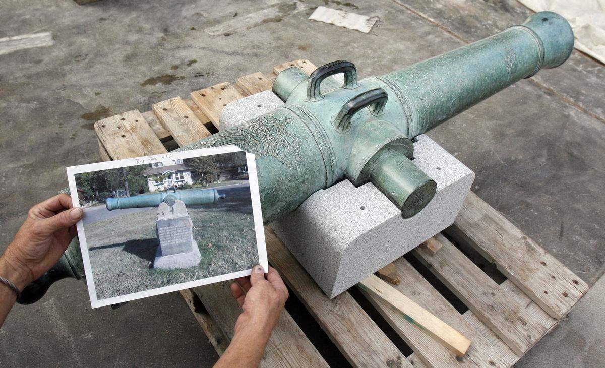 This 2007 photo shows the Spanish American War cannon after it was restored. The picture within the photo is of the cannon before it was restored.