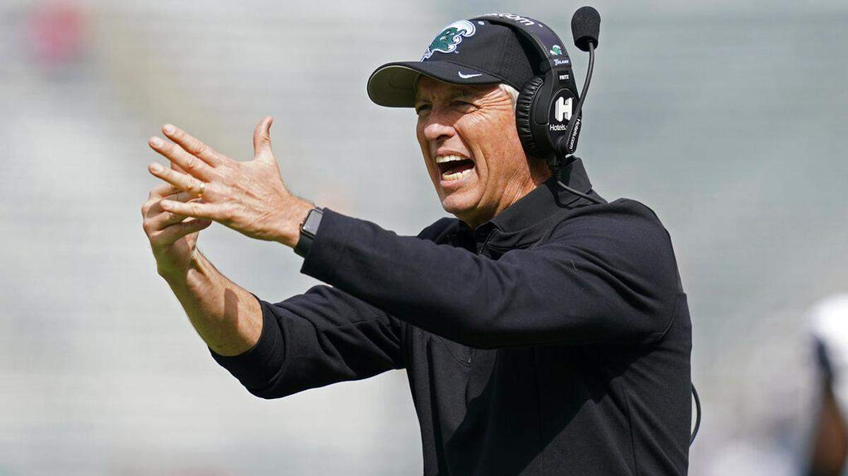 Tulane head coach Willie Fritz calls for a timeout during the first half of an NCAA college football game against Cincinnati in New Orleans, Saturday, Oct. 30, 2021. (AP Photo/Gerald Herbert)